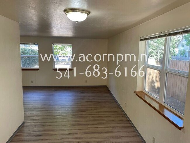 Building Photo - Wonderful 2BD/1.5BA Townhouse/Duplex W/ Ga...