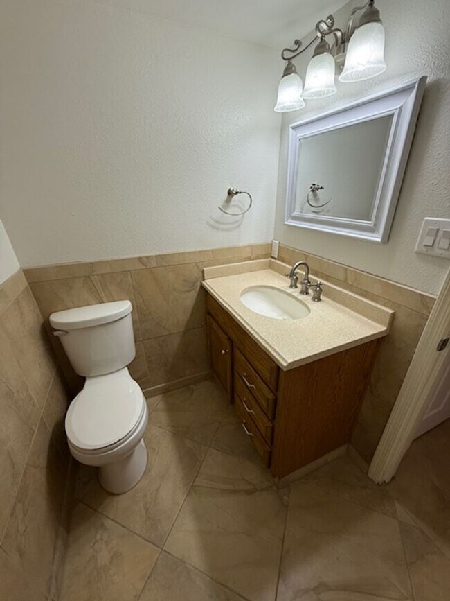 Building Photo - Beautiful 2 bedroom 2.5 bathroom with two ...