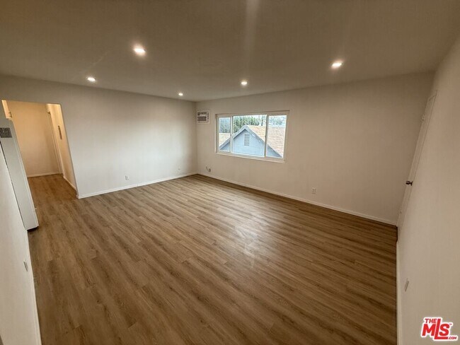 Foto del edificio - 2530 Carmona Ave