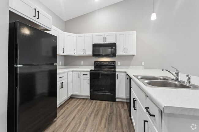 1BR, 1BA - 689SF - Kitchen - Creekside Heights Apartments, LLC