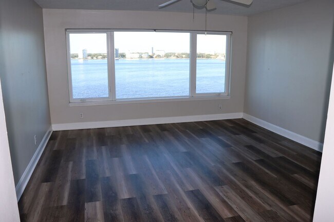 Foto del edificio - Luxurious Two-Story Condo with Breathtaking River Views ?