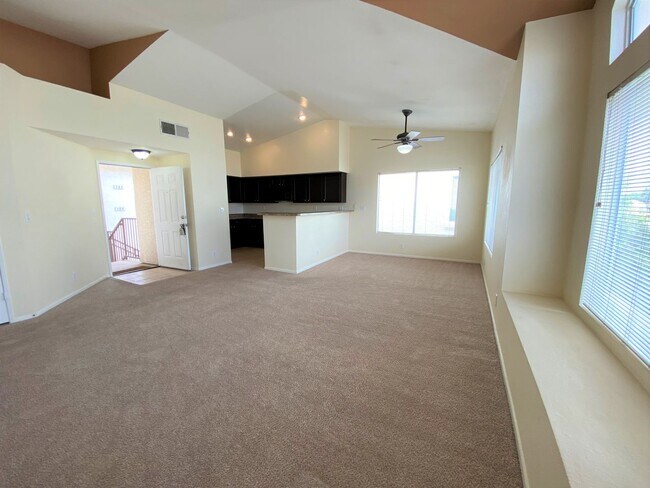 Building Photo - 2 BEDROOM 2 BATH IN NORTHWEST DOUBLE GATED GOLF COURSE COMMUNITY!
