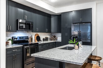 1BR, 1BA - 826SF - The Peak at Sonoma