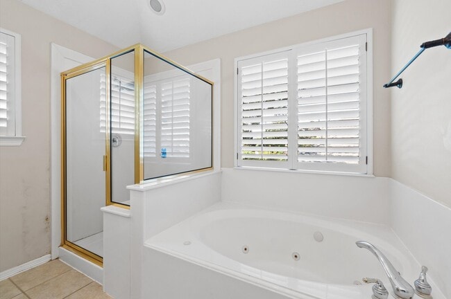 Building Photo - 1118 Enclave Square E