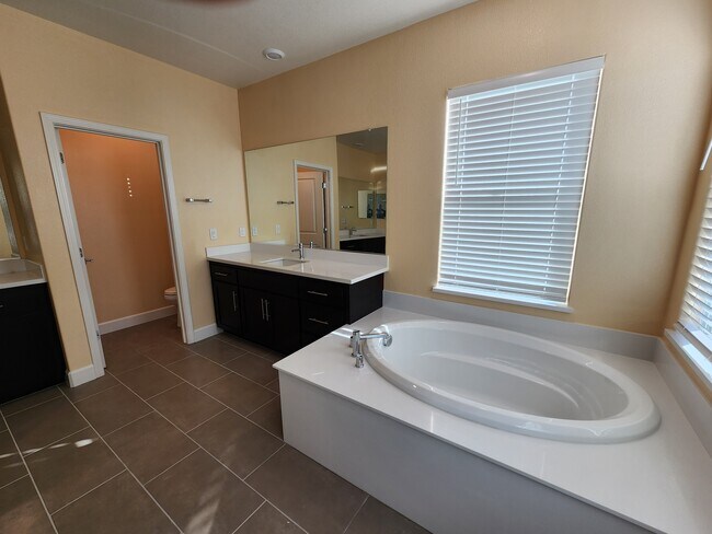 Baño principal - 2461 Coloma Ln