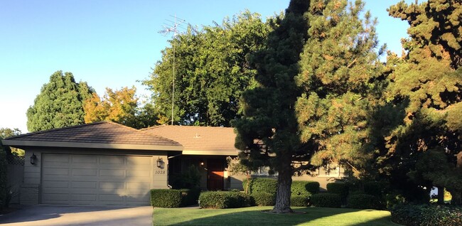 Foto del edificio - Beautiful home with manicured yards. Lands...