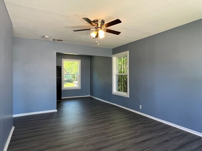 Building Photo - Three Bedroom One Bath Central A/C