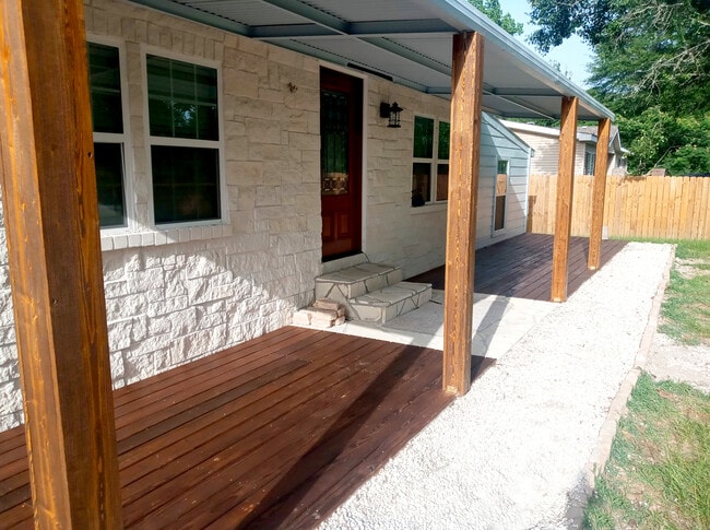 Porche delantero - 25745 Dulaney St