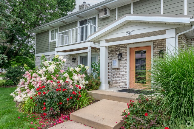 Entrance - Heathercrest Apartments