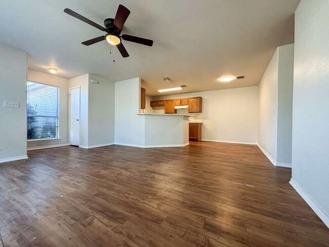 Building Photo - 105 Long Ln