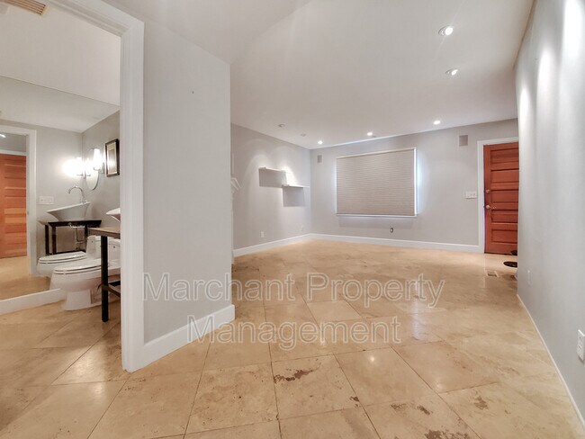 Foto del edificio - 1200 E Washington St