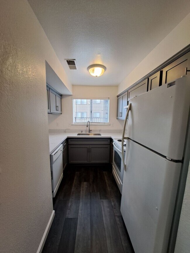 Foto del edificio - 3302 W Shields Ave