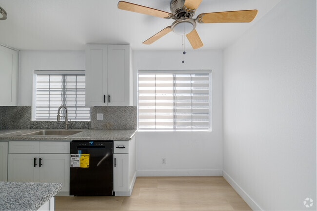 2BR, 2BA - 1,095SF - Dining Room - 15004 Nordhoff St