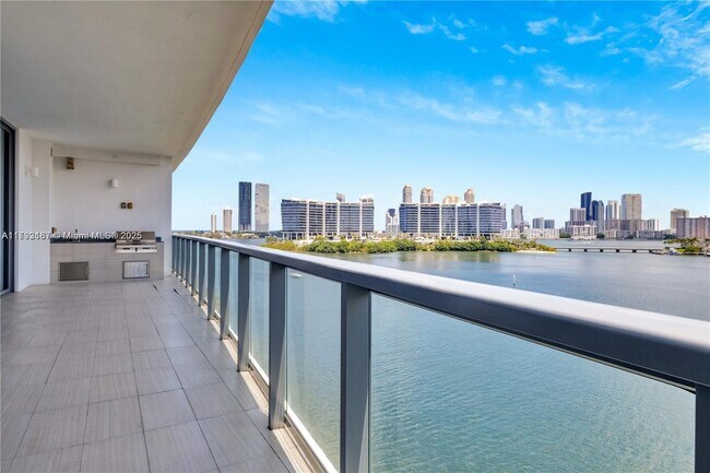 Foto del edificio - 3300 NE 188th St