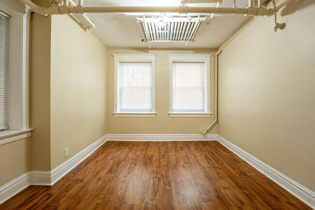 Foto del edificio - 1012 N Oakley Blvd
