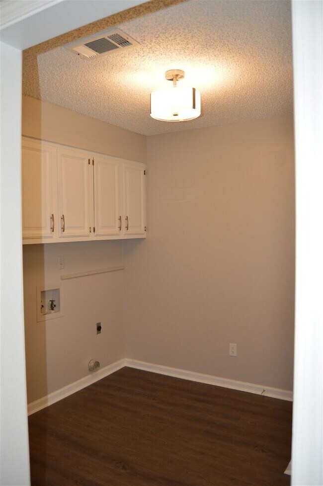 Building Photo - 3765 Birchvale Dr