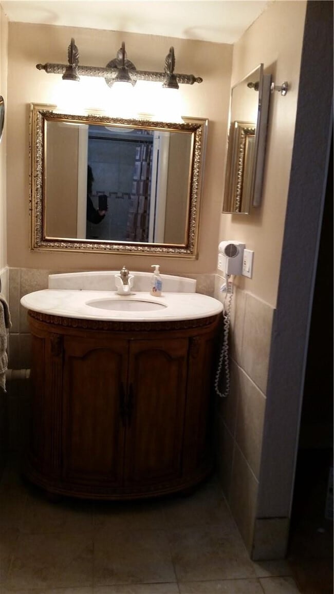 Foto del edificio - 430 Commodore Dr