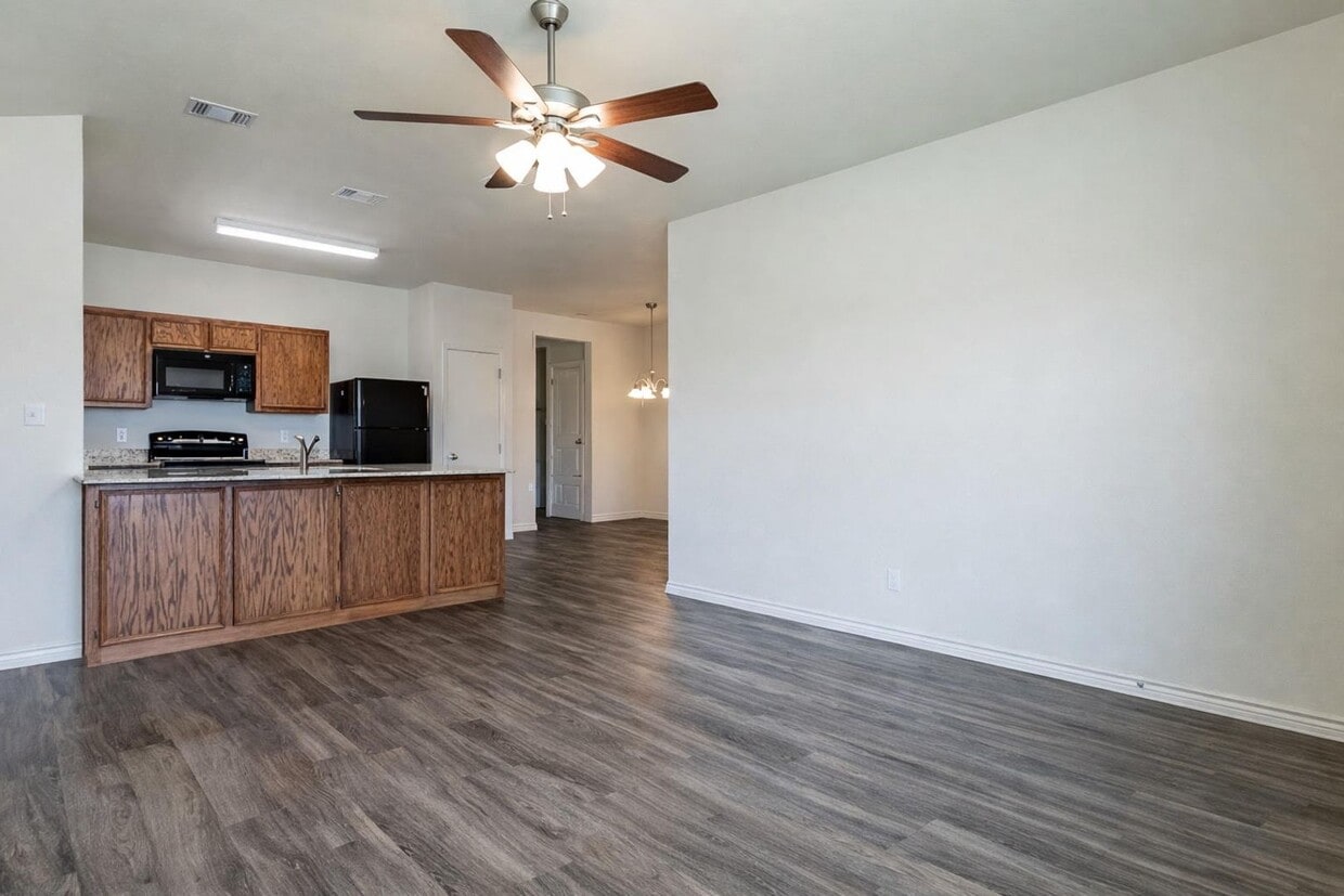 Building Photo - AVAILABLE NOW!