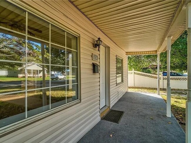 Building Photo - 903 N McKinley Ave