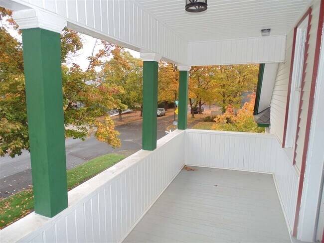 Foto del edificio - Large 4 Bed House with Fenced Yard