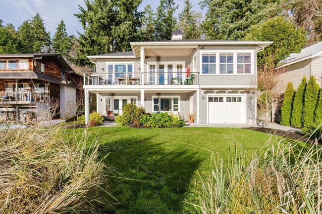 Foto del edificio - Impeccable Low Bank Bainbridge Waterfront Home with Private Dock