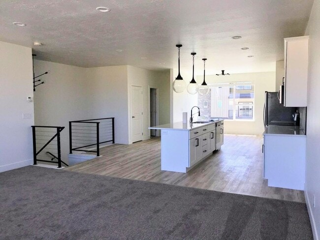 Building Photo - 566 Lewski Ln