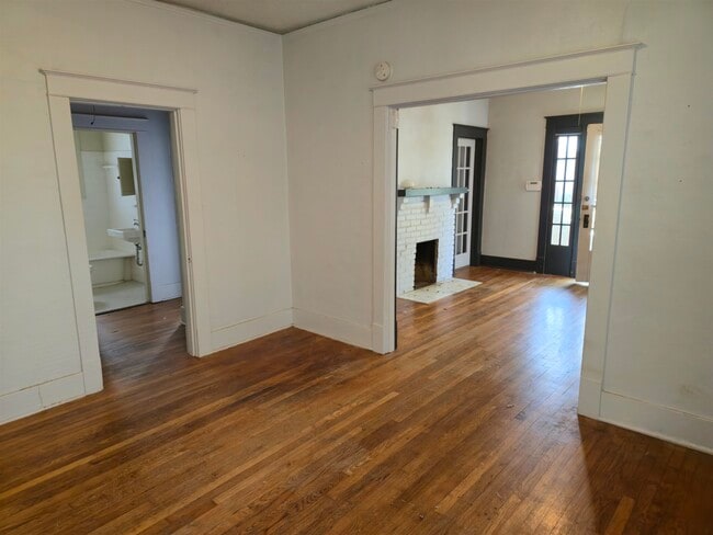 Building Photo - 582 Loeb St