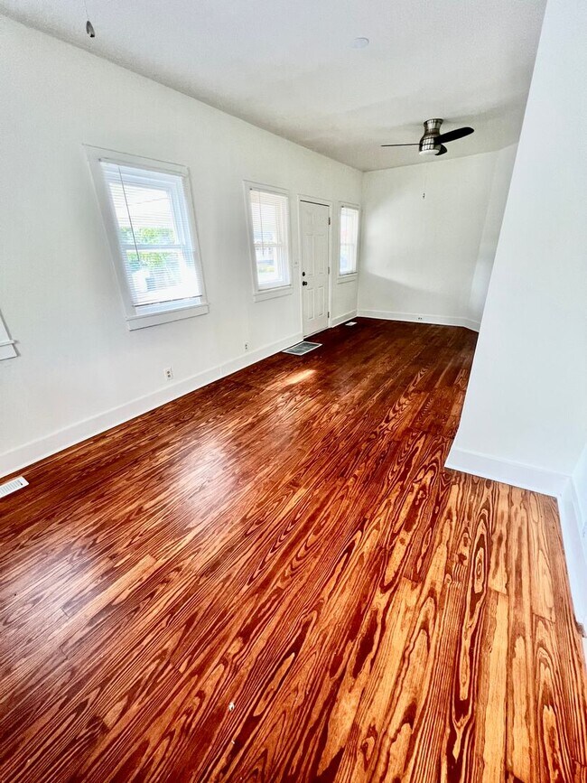 Building Photo - Available April 10! 3 bed 1 bath in Old Hi...