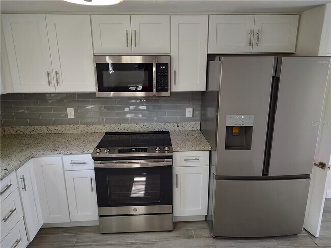Foto del edificio - 301 Mystic Lake Dr N