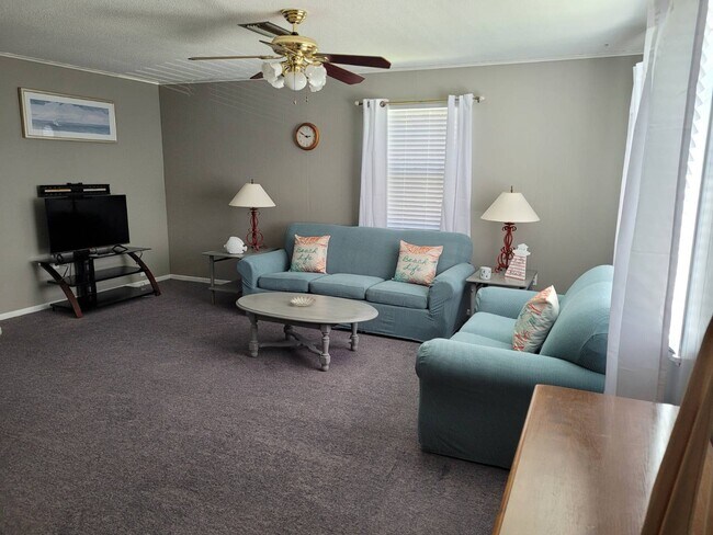 Foto del edificio - 370 W Interlake Blvd