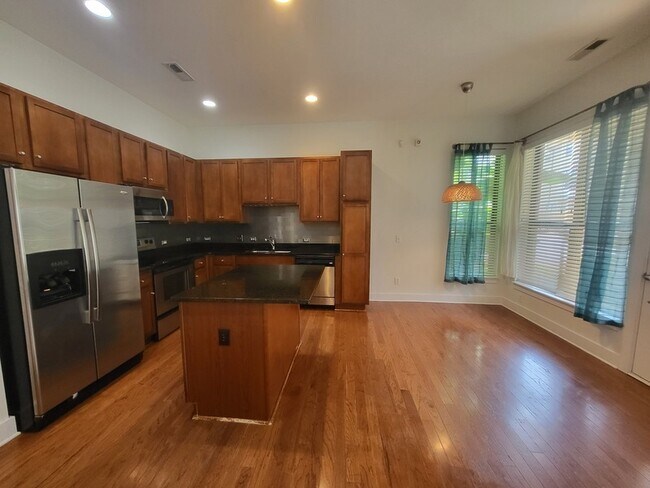 Foto del edificio - 904 Warren Burgess Ln