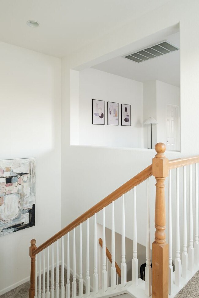 Building Photo - 4 Bedroom Fully Furnished Mid-term Rental