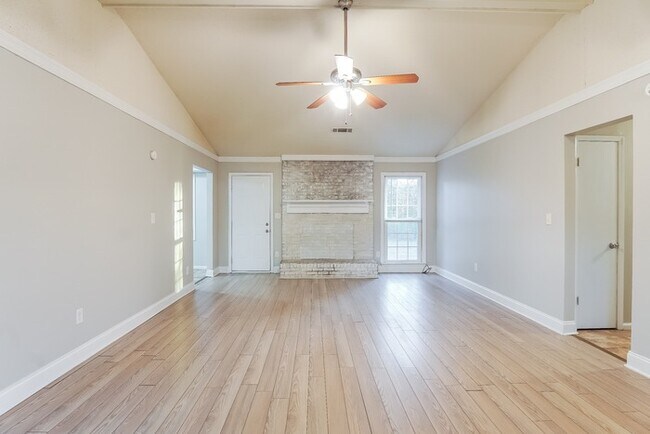 Building Photo - 4 Bedroom Tuscaloosa Gem!