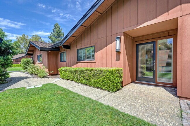 Foto del edificio - Fabulous condominium home on 6th Fairway of El Macero Country Club.