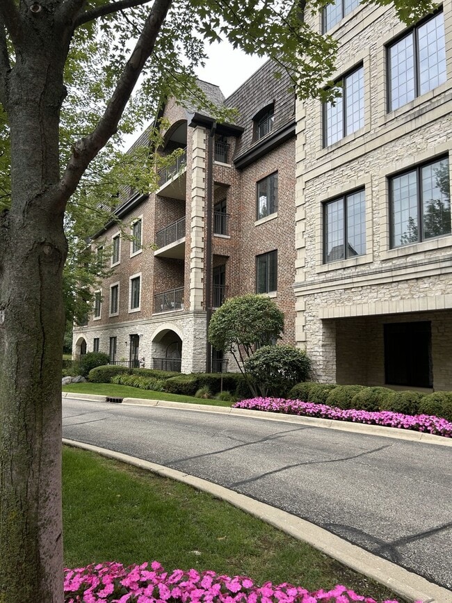 Building Photo - 1800 Amberley Ct