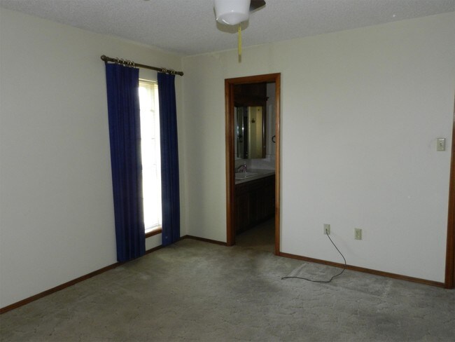 Building Photo - 2914 NW Templeton Terrace