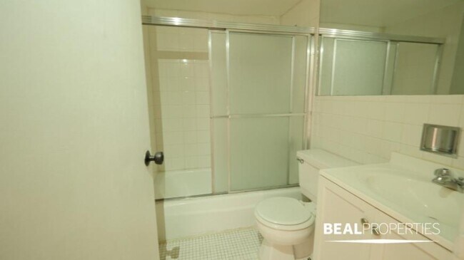 Foto del edificio - 0 bedroom in CHICAGO IL 60657