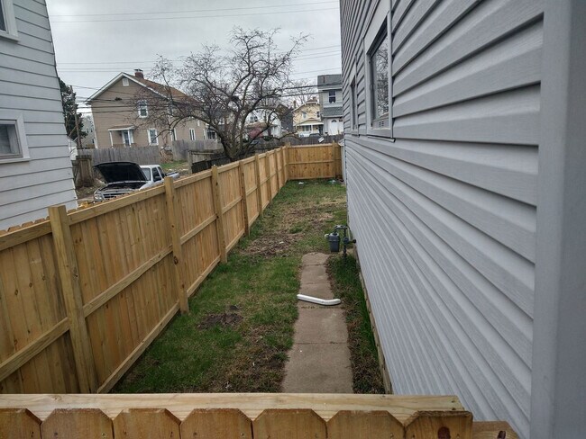 Foto del edificio - 587 S Ogden Ave