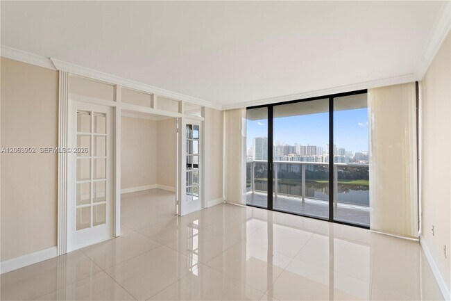 Foto del edificio - 3675 N Country Club Dr