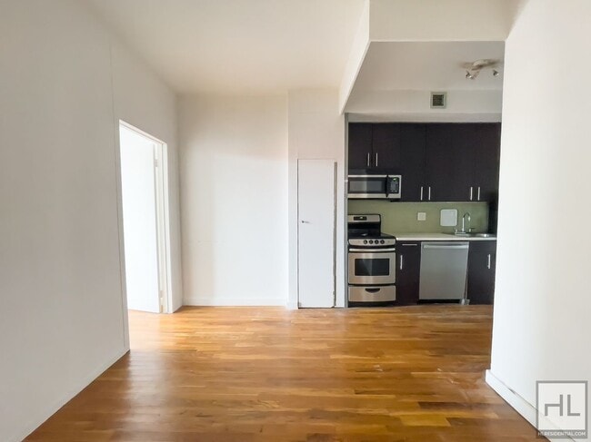 Foto del edificio - NOLL STREET / Spacious 2 Bed 1-Bath / No Fee