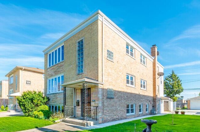 Foto del edificio - 8233 W Lawrence Ave