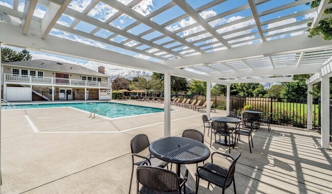 Building Photo - Willow Bend