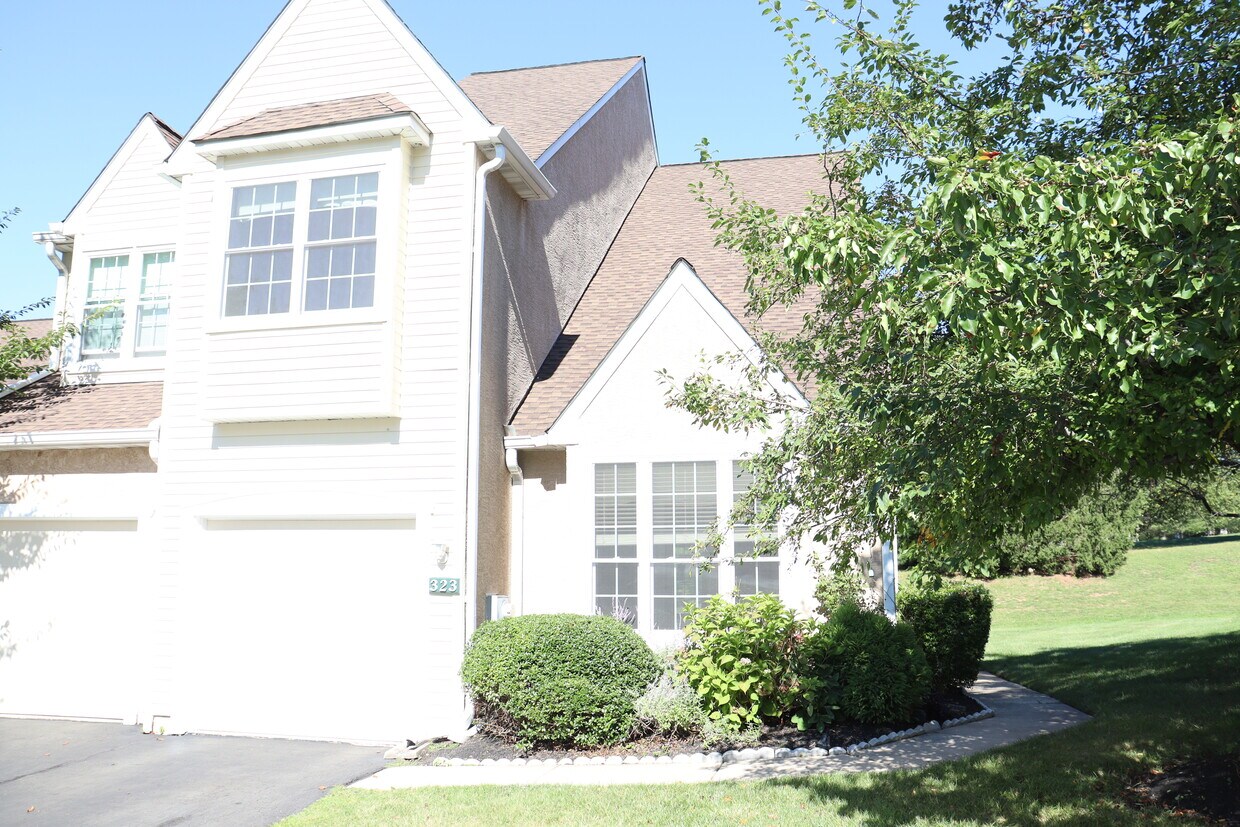 Foto principal - 323 Country Club Dr