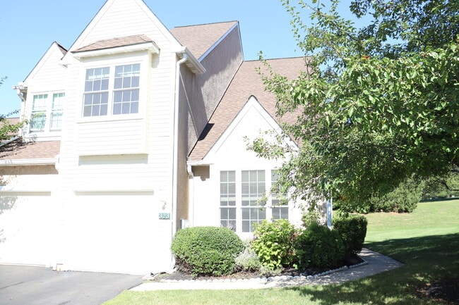 Building Photo - 323 Country Club Dr