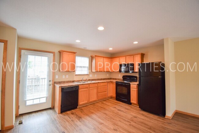 Building Photo - $1550 for the first 6 months! 2 Bedroom, 2...