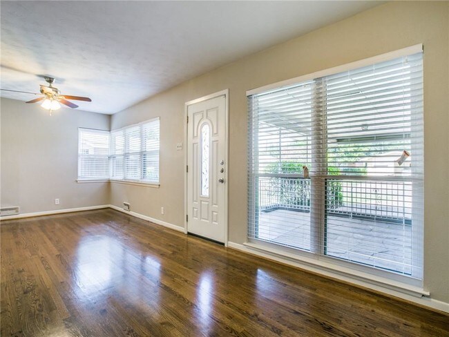 Foto del edificio - 7302 Wake Forrest Dr