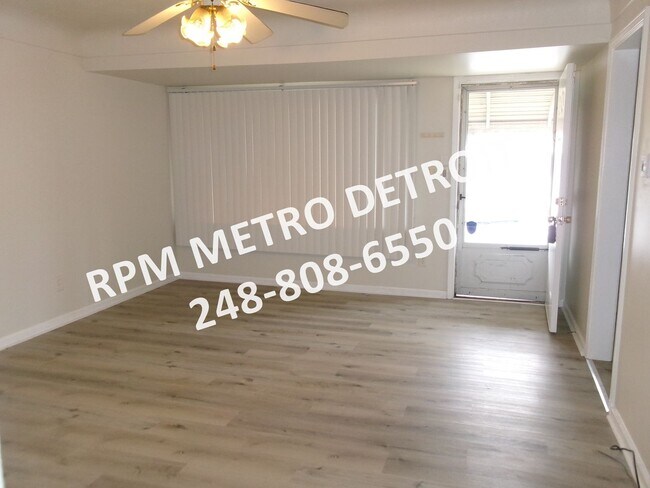 Foto del edificio - JUST REMODELED 3 BEDROOM BUNGALOW IN ECORSE