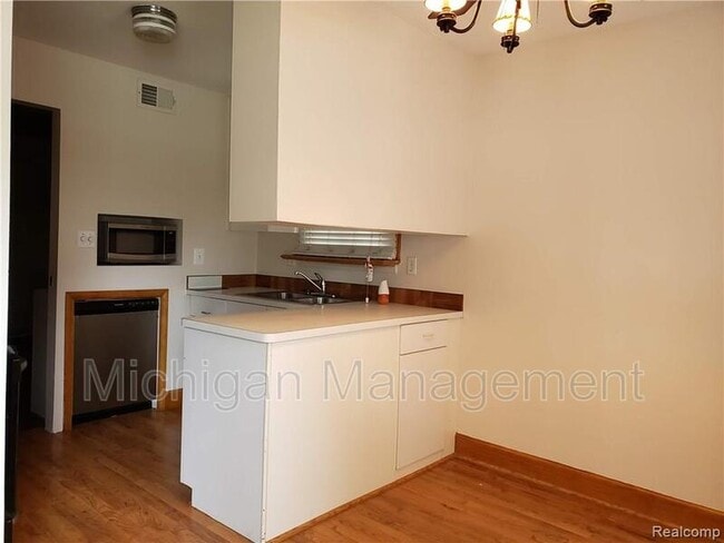 Building Photo - 27066 Brettonwoods St
