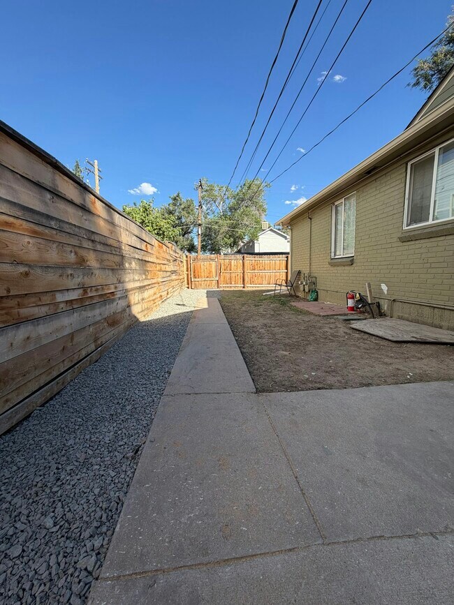 Foto del edificio - 1426 Trenton St
