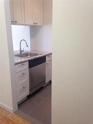 Building Photo - 350 W 50th St